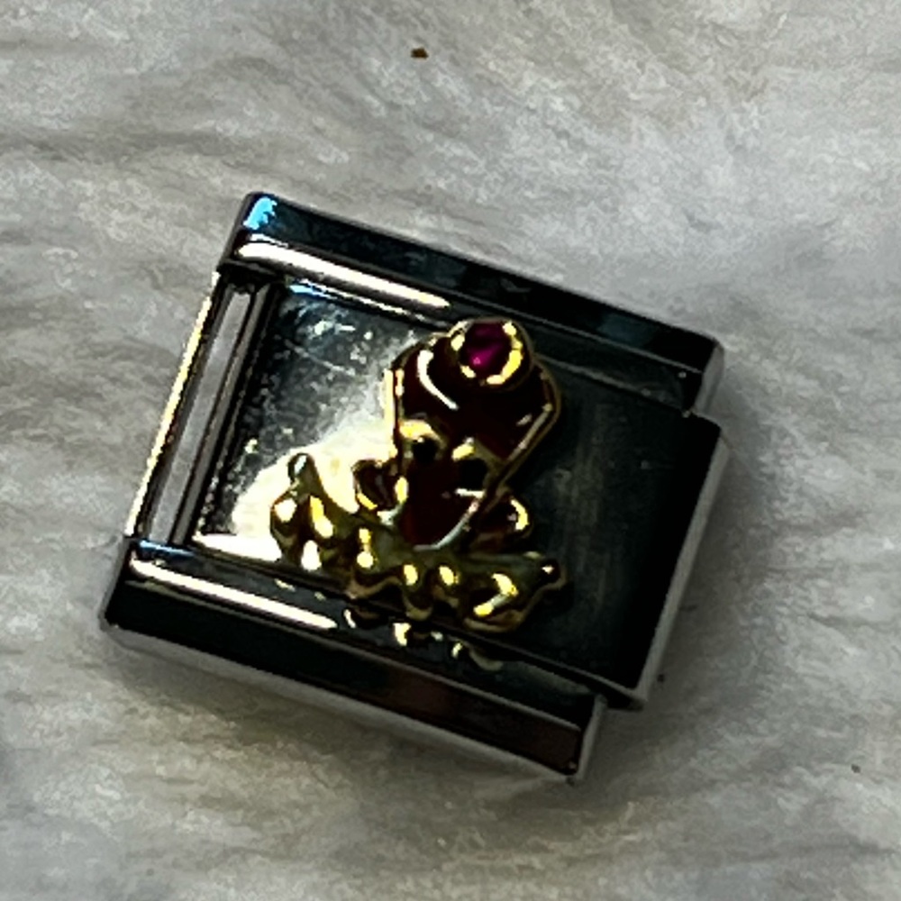 This is a piercing pagoda “octopus“ link for an expandable bracelet.
